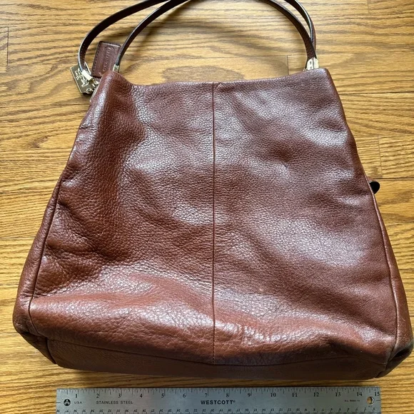 ✨ Coach Madison Pebbled Leather Shoulder Bag – Chic, Soft Leather Classic ✨